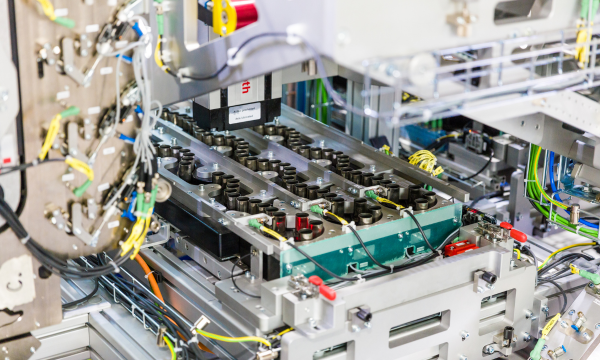 Fügen & Verbinden einzelner Komponenten – Montageanlage esmo automation