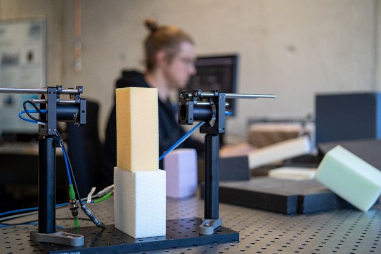 Investigation of foam parameters using THz technology in a laboratory environment