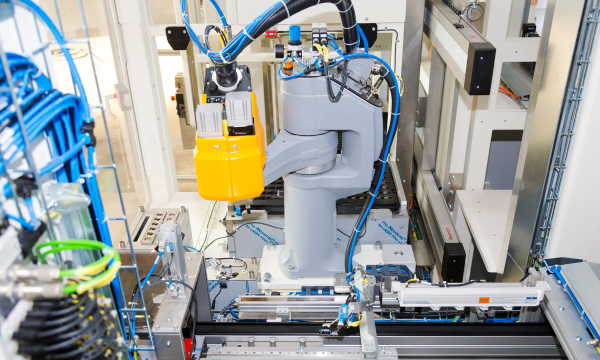 Industrial robot in automated handling cell for production processes