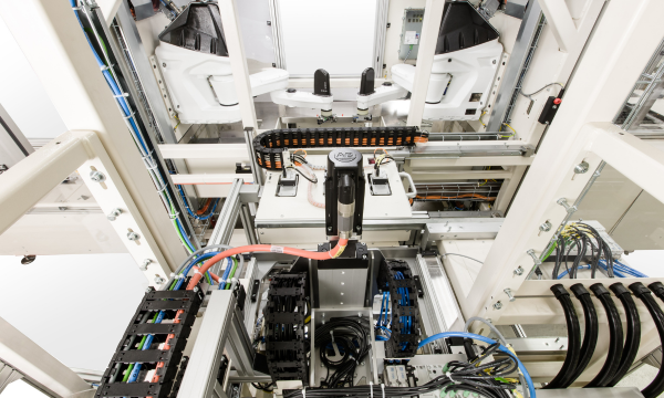 Portalachse und Handling-System in automatisierter Sondermaschine zur Prozessoptimierung