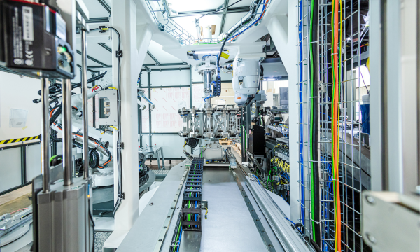 Robotersystem für Handling und Produktion in einer Industrieanlage