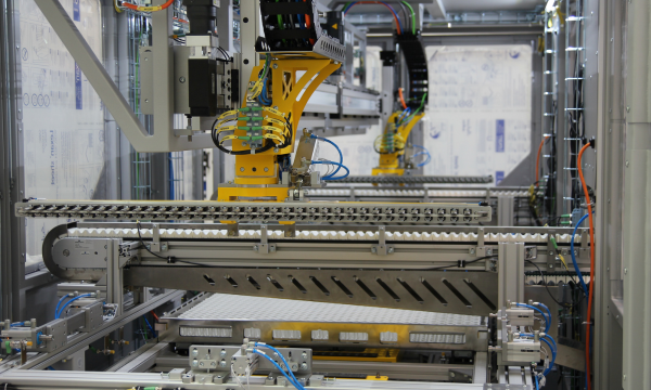 Robotergestützte Handlingzelle mit Greifsystemen für automatisierte Produktionsprozesse