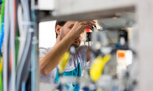 Feinjustierung einer Automatisierungskomponente durch einen Techniker