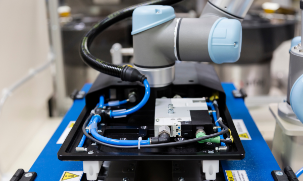 Roboterzelle mit pneumatischer Handling-Einheit für industrielle Automatisierung