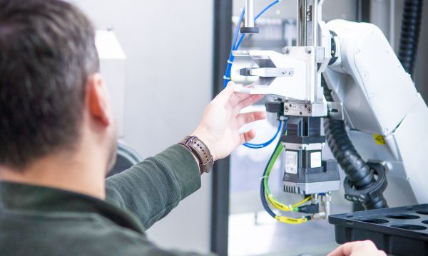 Einstellung eines Robotergreifers in einer automatisierten Anlage