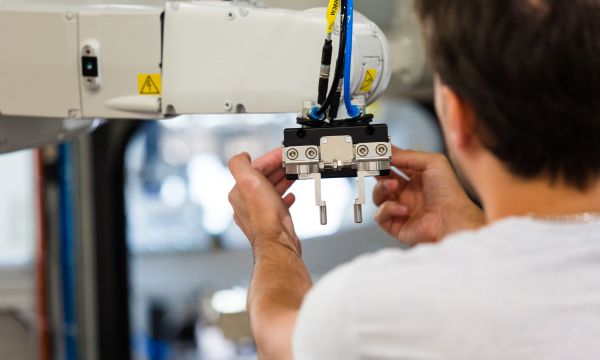 Montage eines Robotergreifers in einer Automatisierungsanlage
