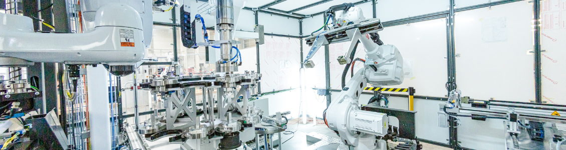 Automatisierte Rundtaktanlage mit mehreren Industrierobotern in einer hochmodernen Produktionsumgebung