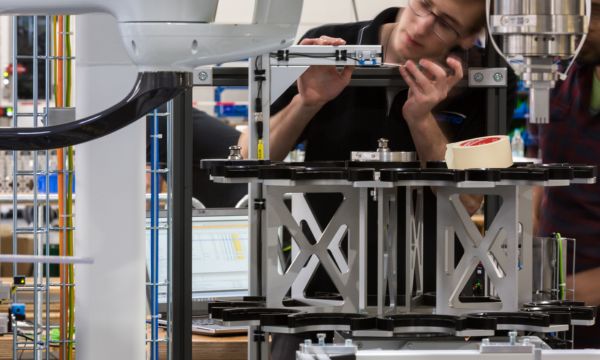 Feinmontage einer Sondermaschine im Bereich Automatisierung