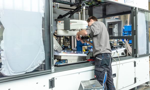 Montagearbeiten an einer Sondermaschine im Bereich Automatisierung