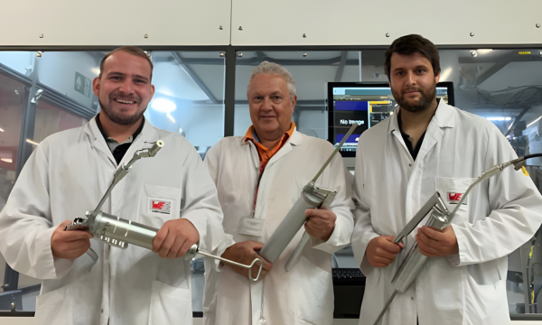 Ingenieure präsentieren Komponenten für automatisierte Sondermaschinen in einer technischen Umgebung